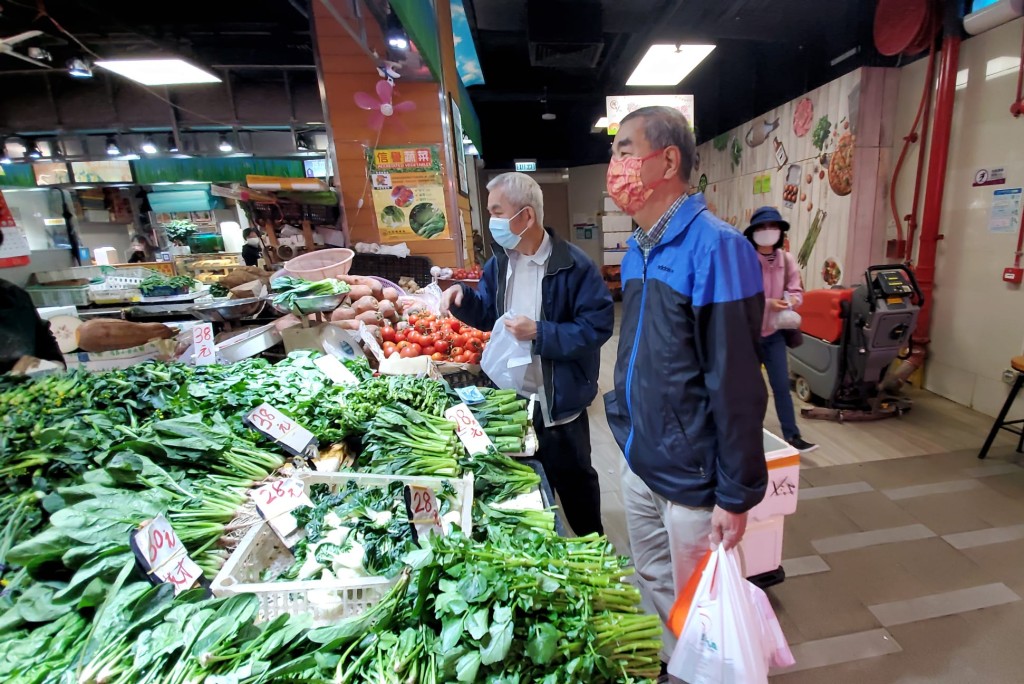 大窩口街坊張先生表示，因菜價昂貴買少了蔬菜的份量。