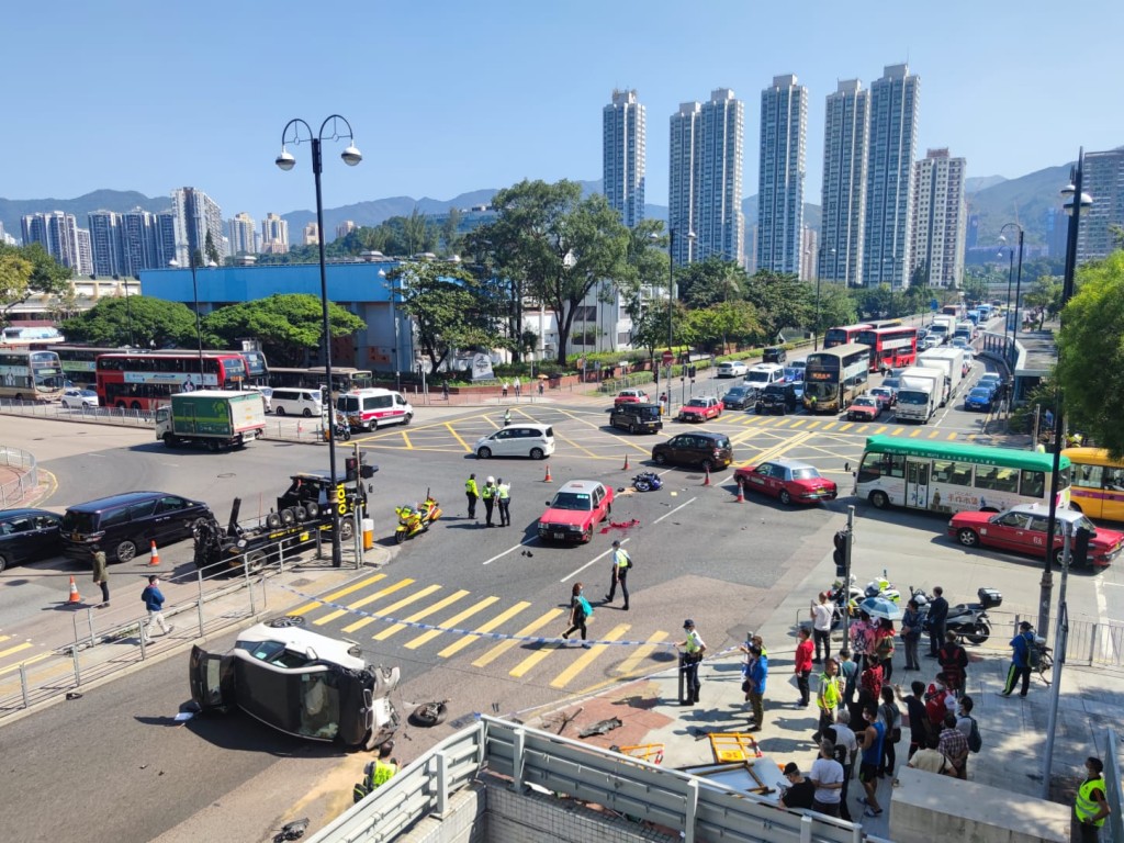 三車相撞。梁國峰攝