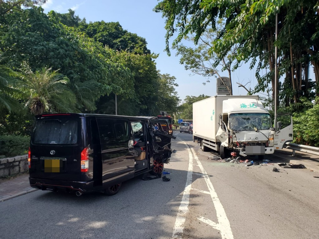 兩車相撞後，車頭嚴重損毀。 蔡楚輝攝