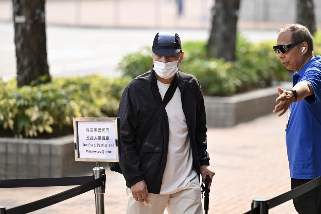 宏福苑居民張次濂到場作供,稱被困於火場近5小時。 宏福苑居民張次濂到場作供,稱被困於火場近5小時。