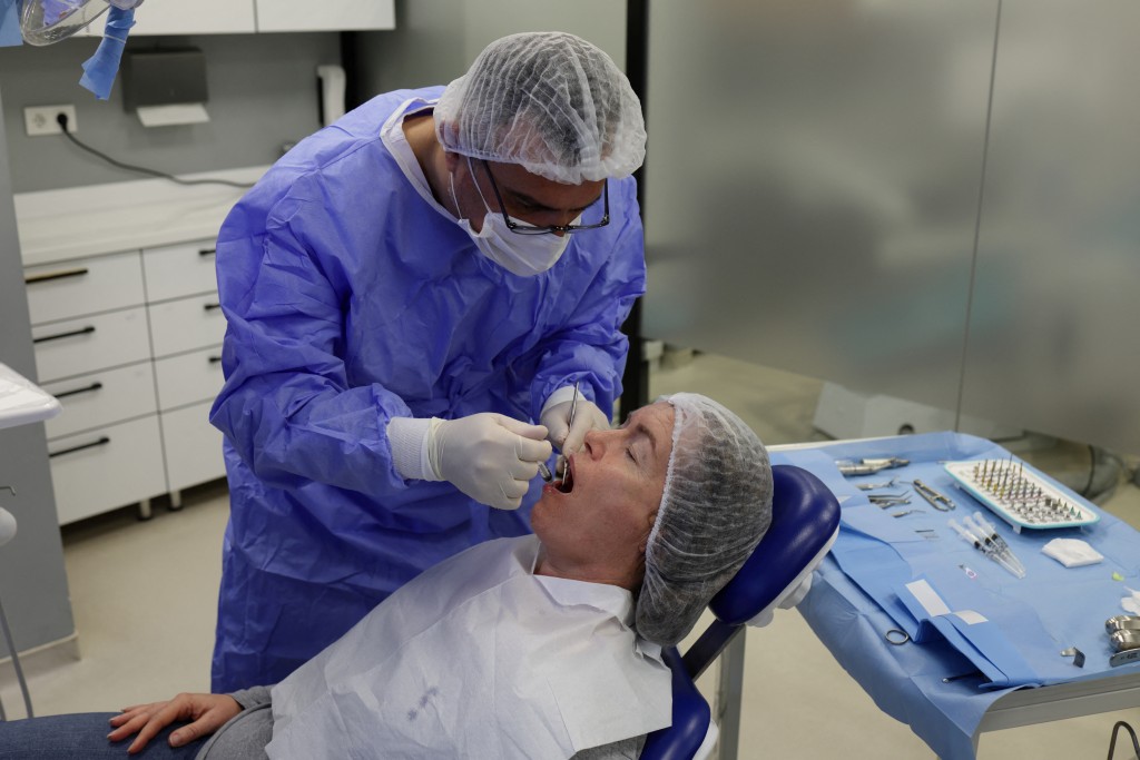 有參加課程牙醫生利用「大體老師」頭顱練習補牙。網圖