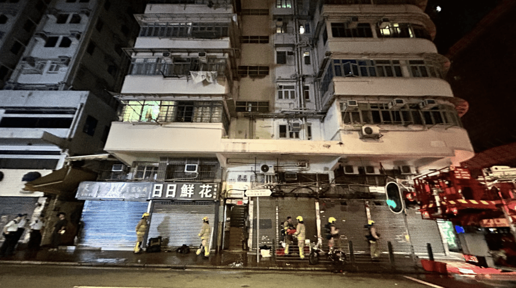 火警現場為汝州街223號一棟9層高唐樓。蔡楚輝攝 火警現場為汝州街223號一棟9層高唐樓。蔡楚輝攝