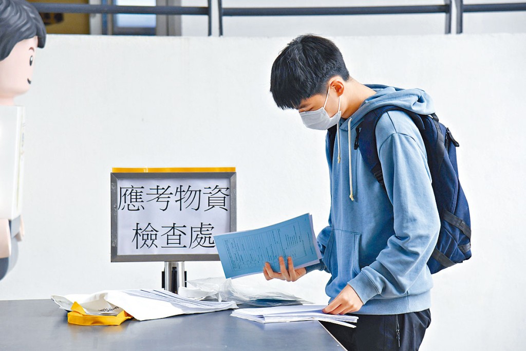 政府暫緩全民檢測,有中學決定維持校舍開放,讓有需要的應屆考生回校自修。圖為有學校早前安排中六生回校領取物資。
