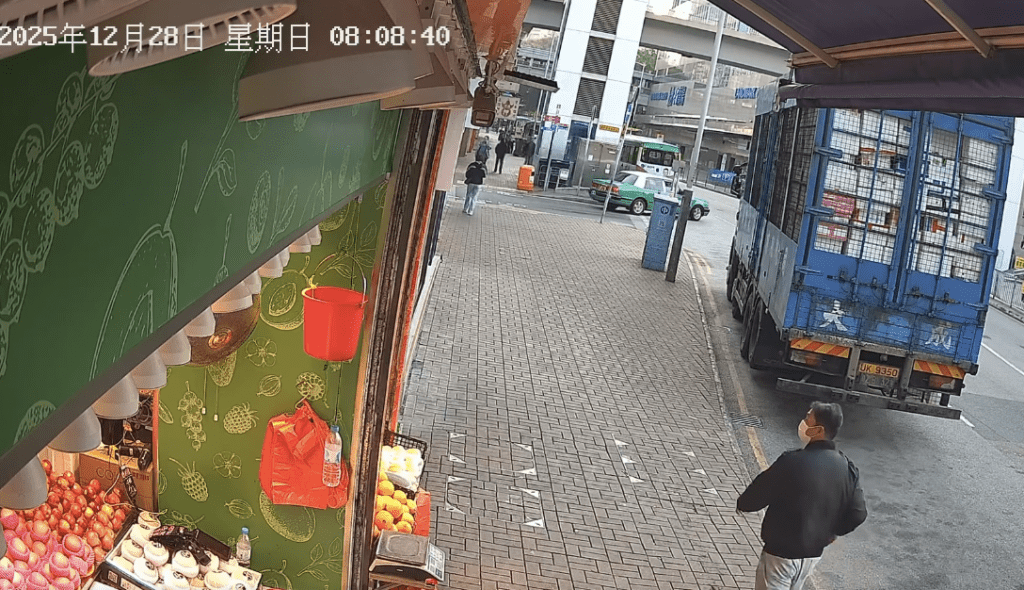 事發於本周日（28日）早上約8時08分。根據店方公開的閉路電視片段顯示，一名身穿深色上衣、淺色長褲並戴上口罩的男子，行過生果店門外。fb「新界地區生活連線」