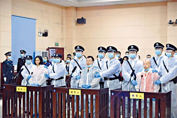 ■陈杰人（中）被判刑十五年。