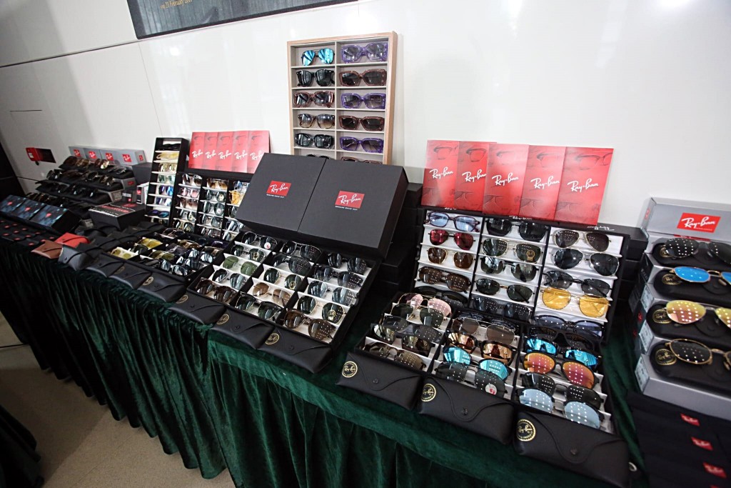 海關檢獲的冒牌太陽眼鏡。 海關檢獲的冒牌太陽眼鏡。