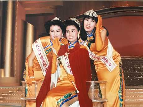 陈淑兰（左）于1988年当选港姐亚军，同届冠军是李嘉欣、季军为张郁蕾（右）。