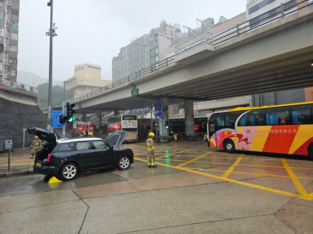 一輛私家車與旅遊巴在窩打老道與歌和老街交界發生相撞。 一輛私家車與旅遊巴在窩打老道與歌和老街交界發生相撞。
