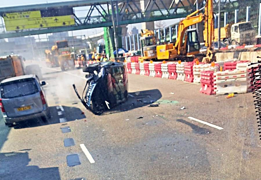 私家車失控撞水馬翻側。fb：馬路的事討論區