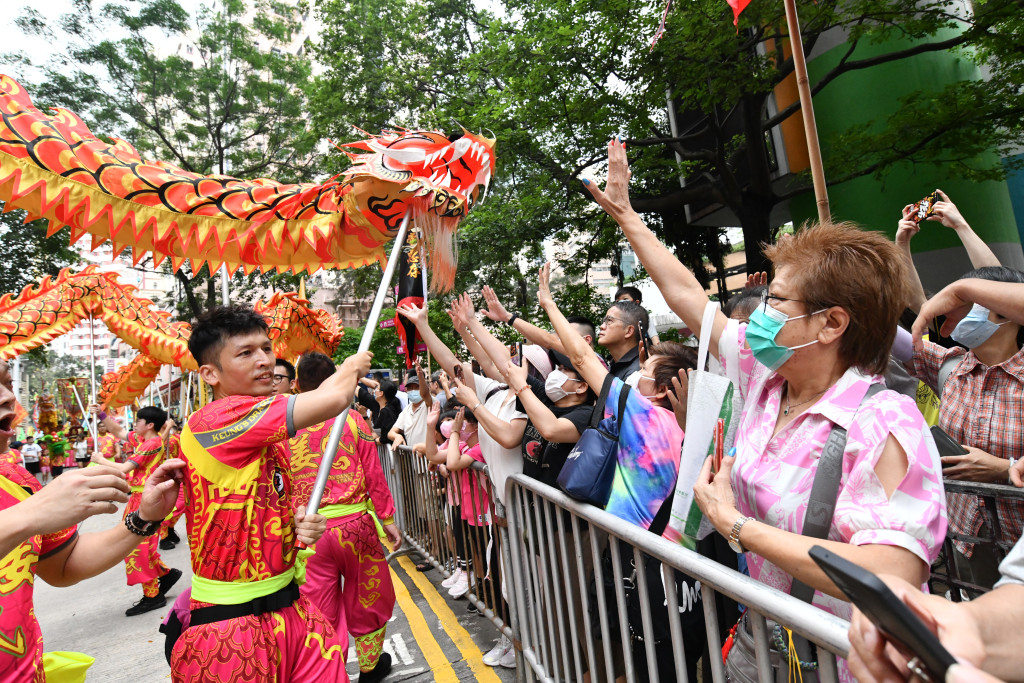 香港五行小販福利聯誼會合辦「譚公誕舞龍舞獅及會景巡遊」起步禮。禇樂琪攝