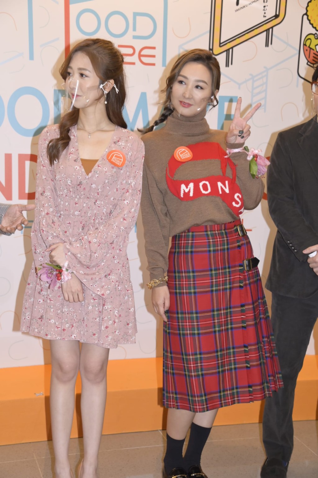 何依婷因《十月初五的月光》带挚，多了很多揾钱机会。