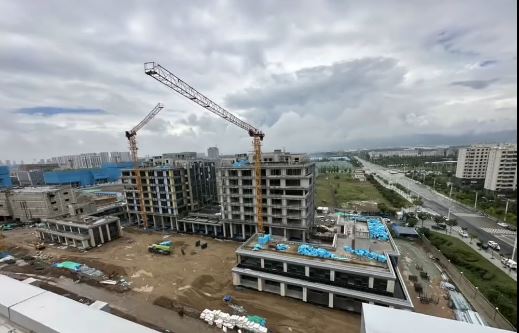 天秤吊起的大批岩棉板，在半空突掉落壓斃地下工人。