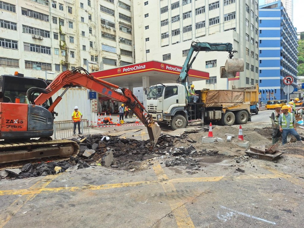 工程团队正进行路面修复工程，以尽快恢复杨屋道的行车。fb「滴惜仔」图片