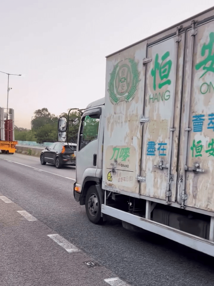 位於最前方的涉事貨車。Threads：soul_wkw