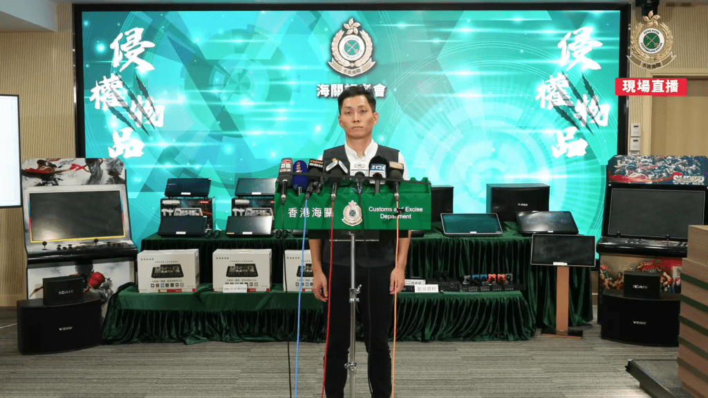 海关版权及商标科技罪案调查组指挥官吴家俊交代案情。海关直播截图