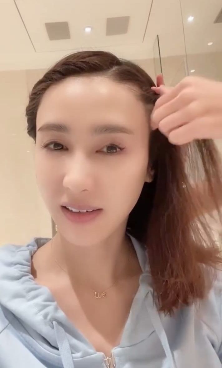 為保護囡囡遮了樣,露出修長的手指很好看。