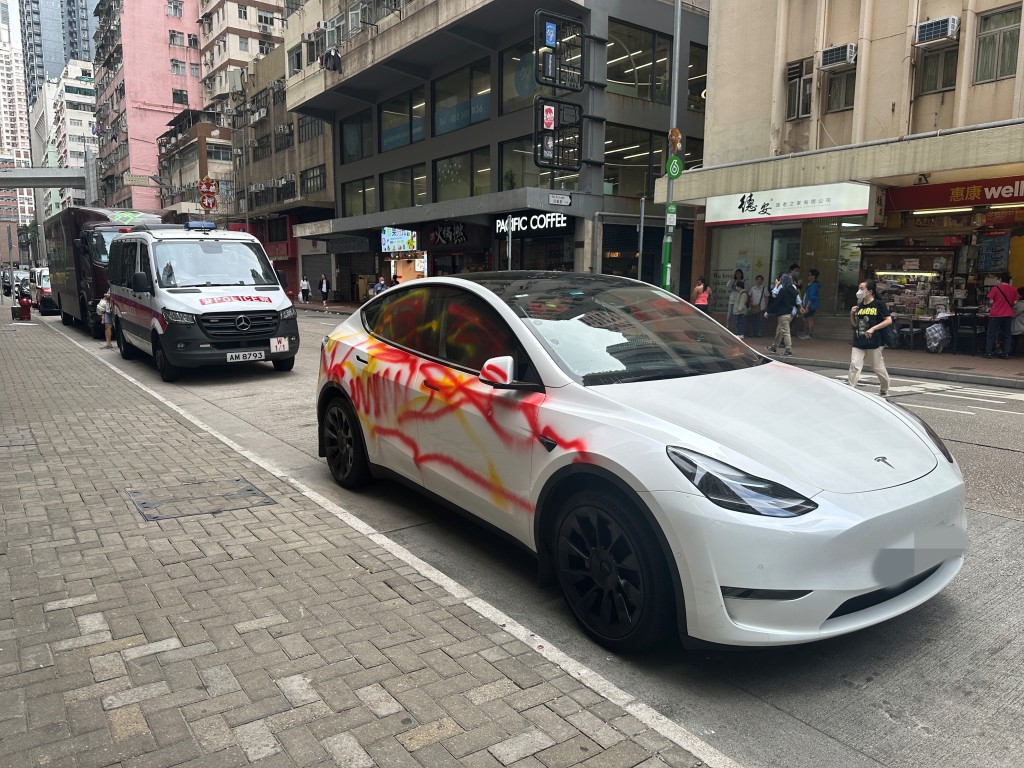 Tesla左右車身及車窗均遭噴上油漆。梁國峰攝