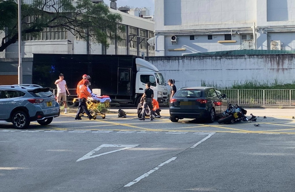 救护员到场救治。fb：香港铁骑馆(吹水区)