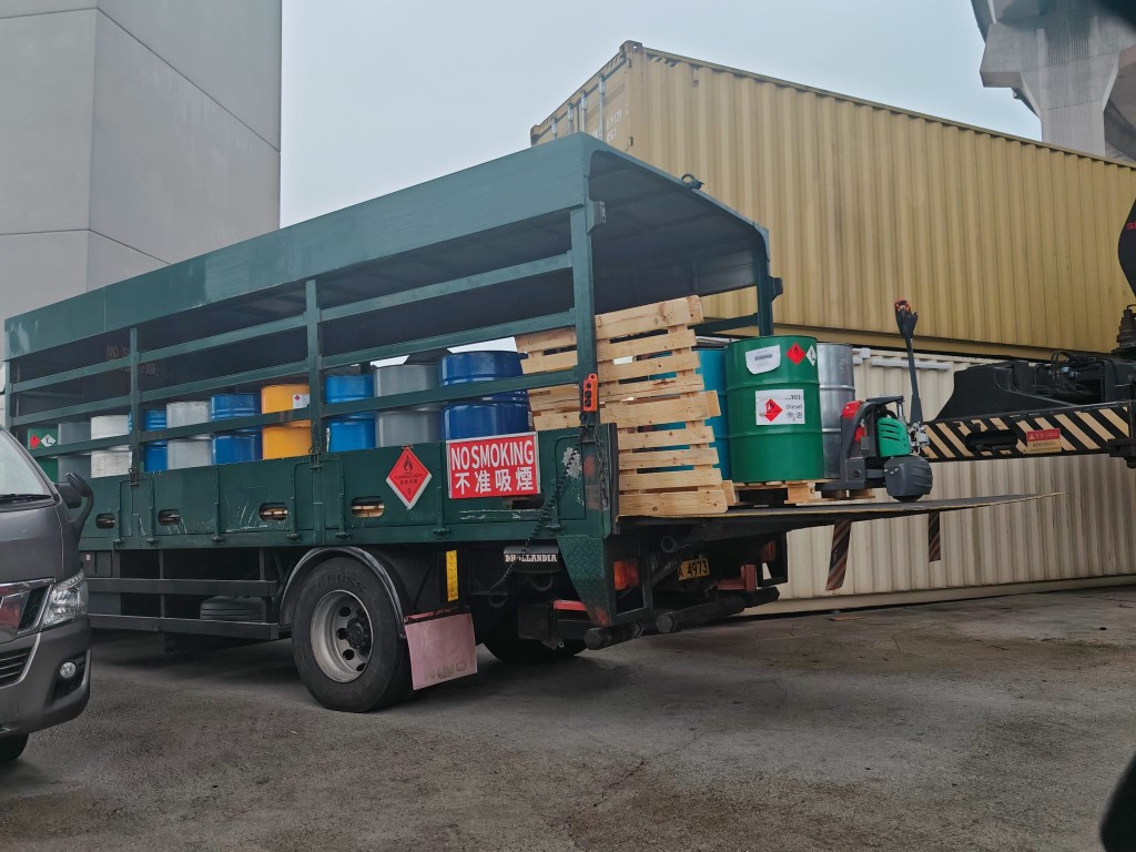 警方聯同消防處共檢獲約2.1萬公升懷疑柴油，市值約59萬元。