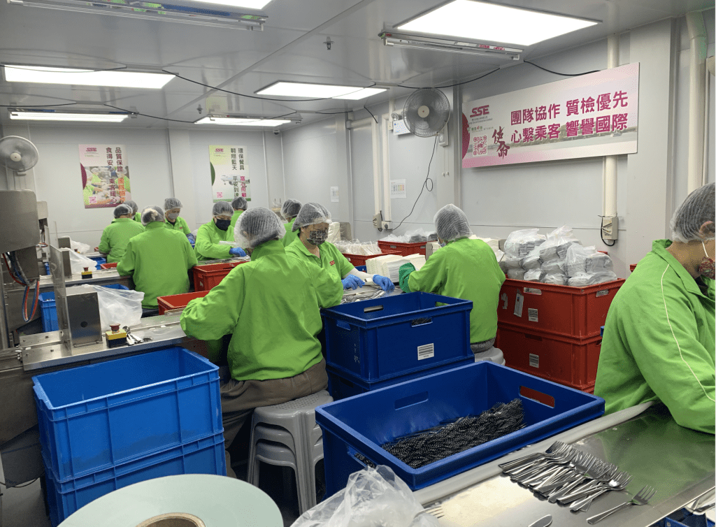 流水線包裝區，每條生產線通常由4人組成，分別負責放入紙巾、濕紙巾、刀、叉、匙等5樣物品，但一旦機器啟動，全線人員便不能停歇。