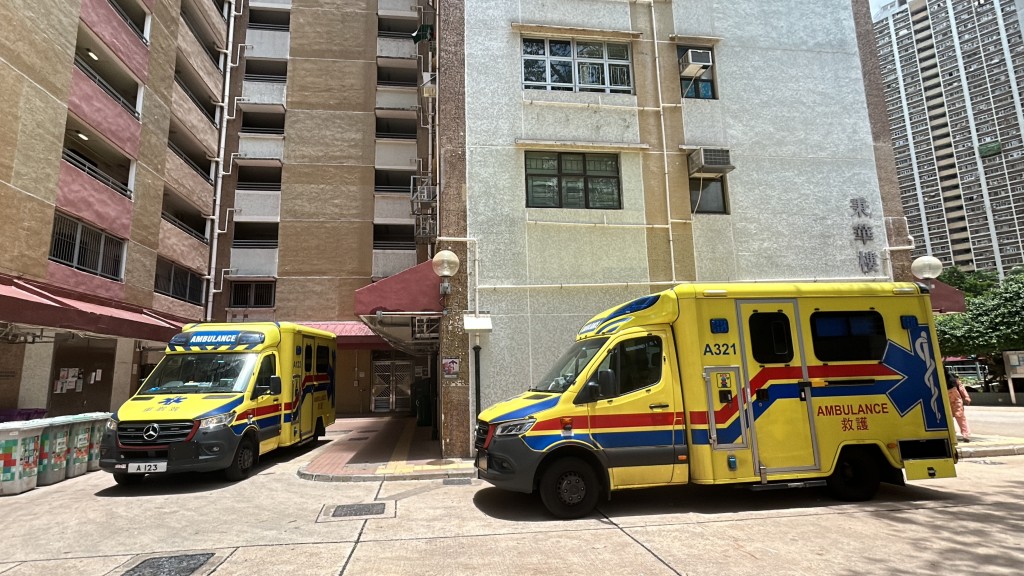 救護員當場證實女童媽媽死亡。林思明攝 救護員當場證實女童媽媽死亡。林思明攝