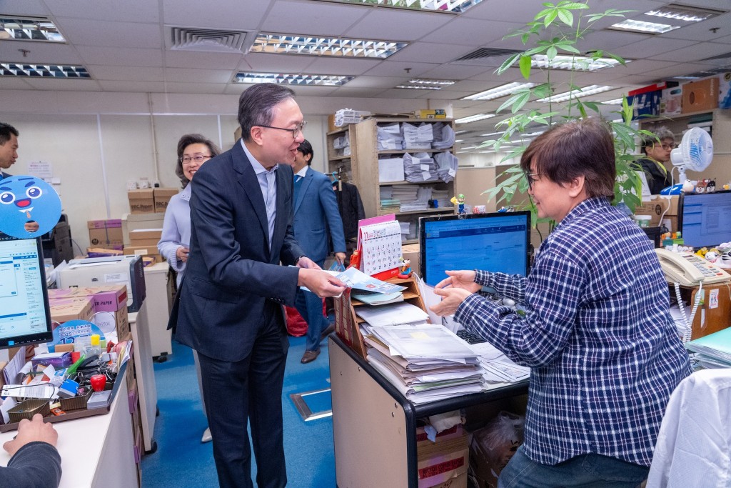 林定國派發選舉宣傳單張。林定國FB圖片 林定國派發選舉宣傳單張。林定國FB圖片