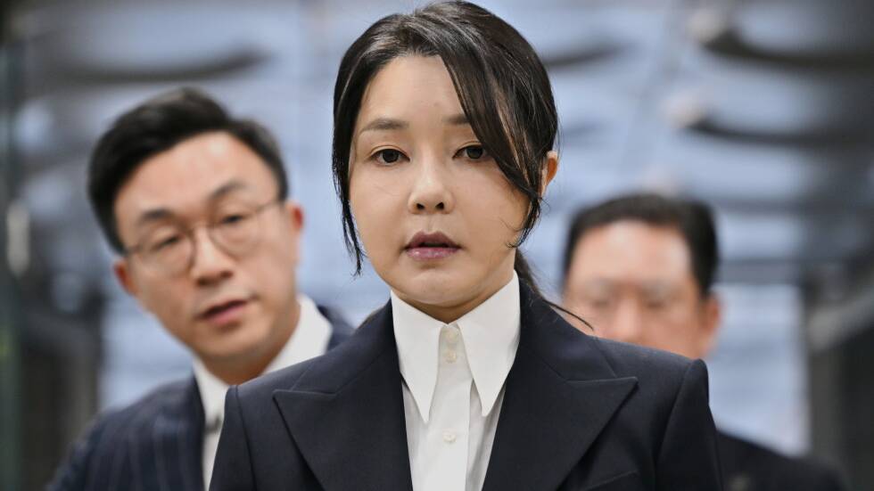韓前第一夫人金建希到案受訊，涉受賄干預官邸搬遷改造。 美聯社