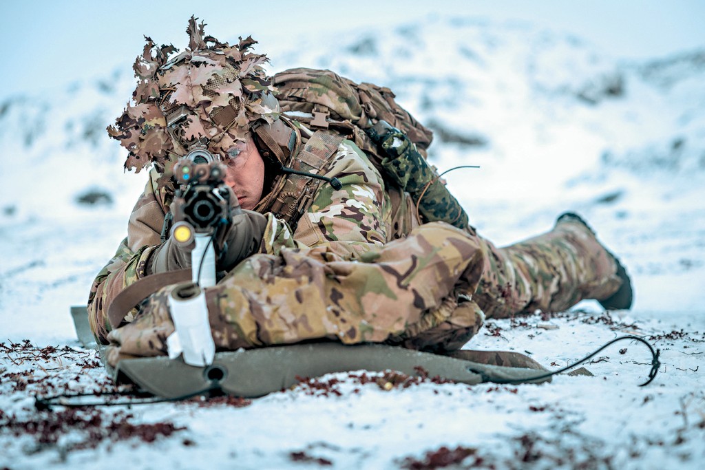 丹麥士兵周日在格陵蘭島一處未公開地點，進行射擊訓練。