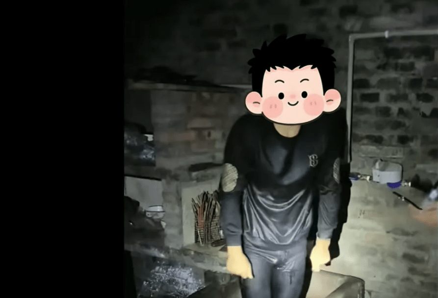 尷尬爬出的姚某。紅星新聞 尷尬爬出的姚某。紅星新聞