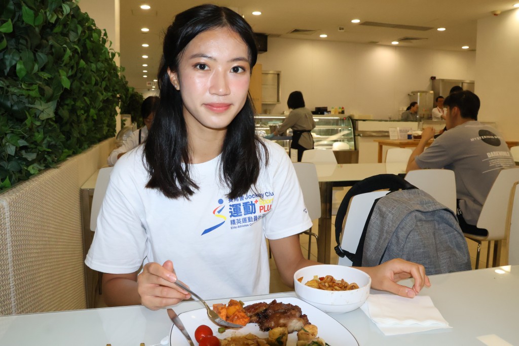 Chloe每日行程緊湊，午飯通常在體院飯堂食。圖片由公關提供