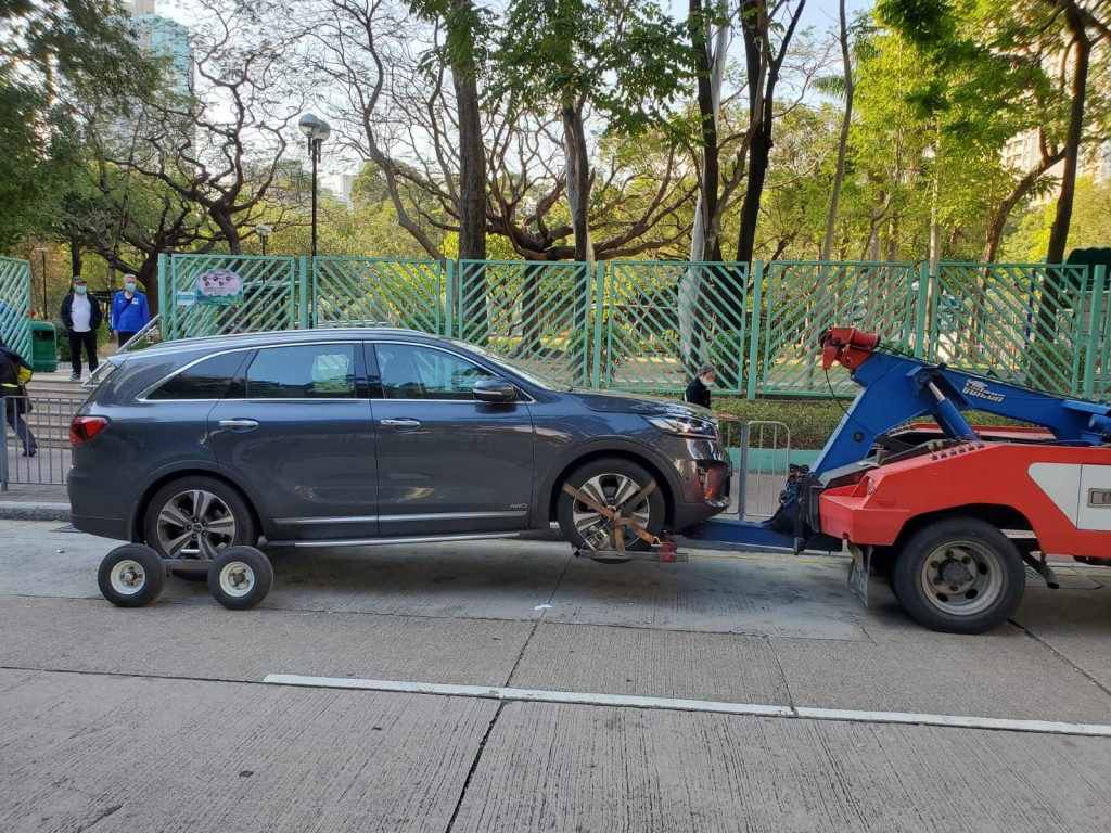 行動中警方拖走9輛違例停泊的車輛。圖:警方提供