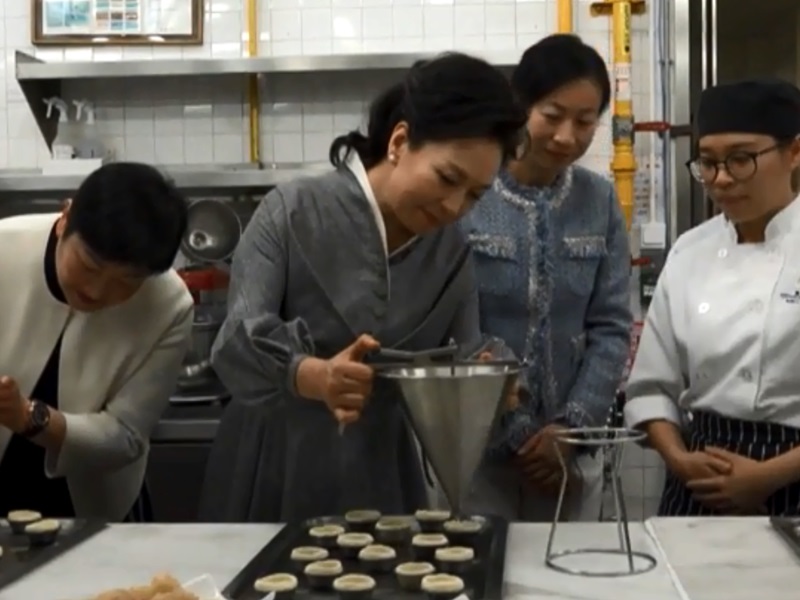 彭麗媛參與製作葡撻 「倒蛋漿」。澳廣視截圖
