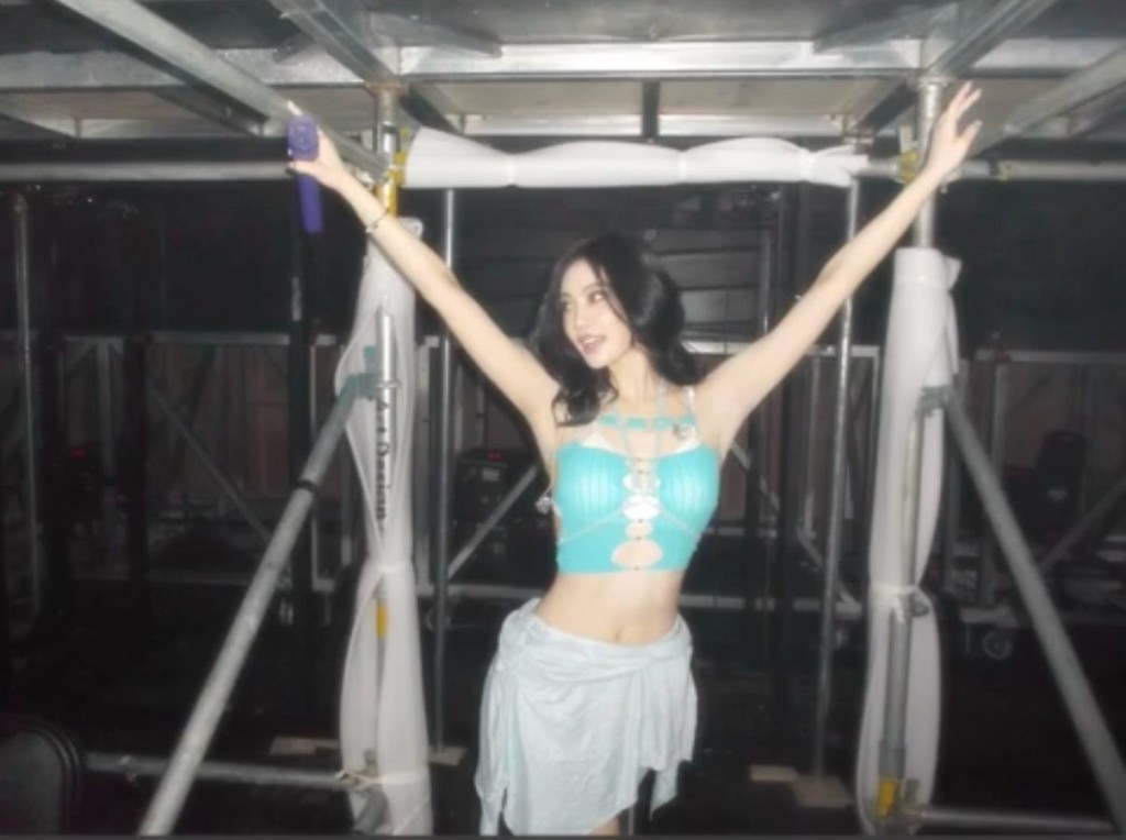 Ningning今日在社交網分享昨晚演出的花絮照。