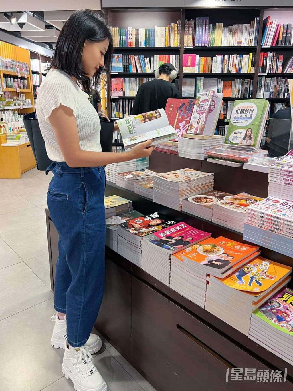 陳倩揚經常去書店巡視。
