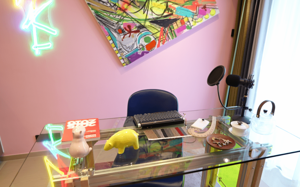 女主播可以坐在旁邊工作,結合辦公、居住、創意及直播功能於一身。 女主播可以坐在旁邊工作,結合辦公、居住、創意及直播功能於一身。