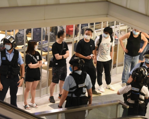 警員截查在場人群。黃文威攝