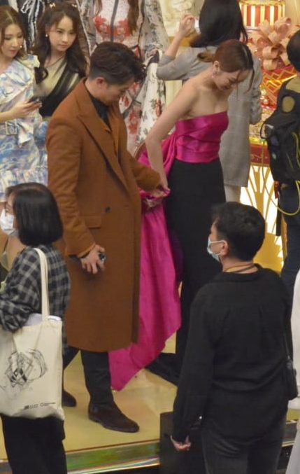 鄭衍峰不避嫌幫馮盈盈提裙擺。
