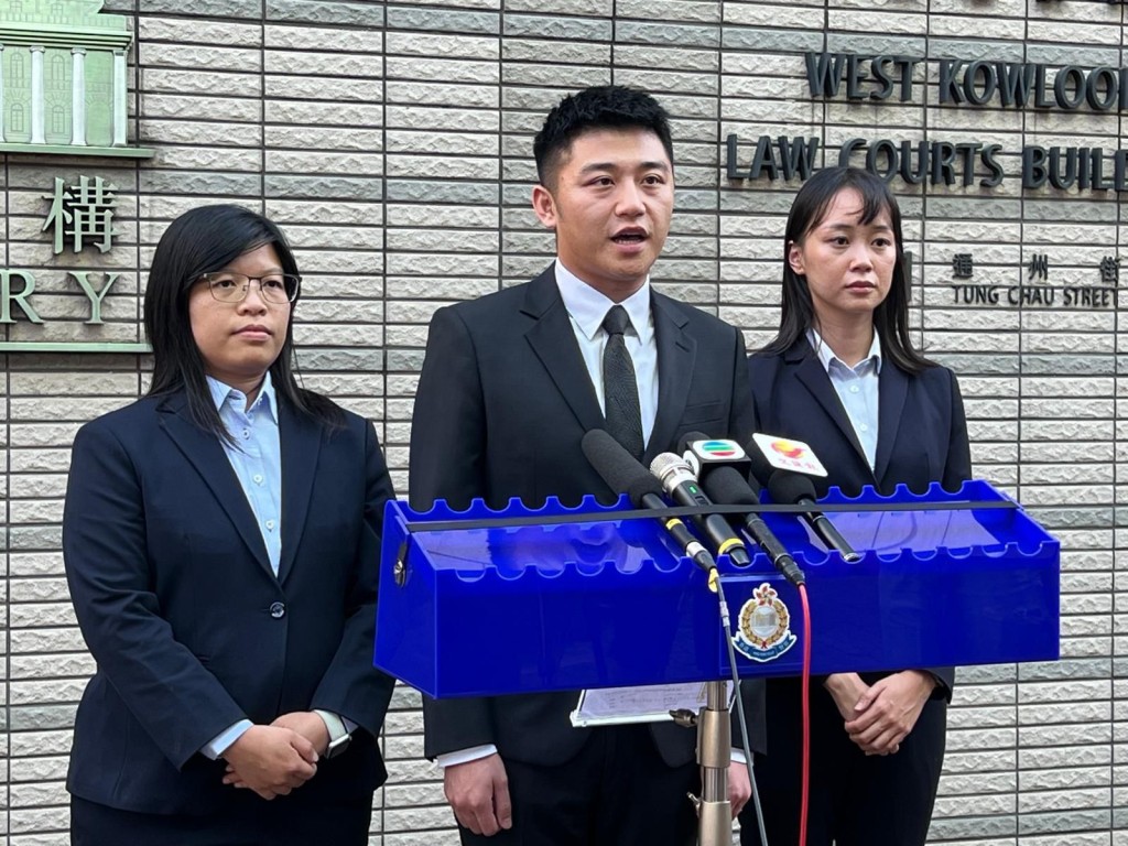 財富情報及調查科高級督察丘頌軒(中)、新界北總區科技及財富罪案組第1C隊主管偵緝督察馬頌怡(右)及財富情報及調查科高級督察申文燕(左)交代案件。警方圖片 財富情報及調查科高級督察丘頌軒(中)、新界北總區科技及財富罪案組第1C隊主管偵緝督察馬頌怡(右)及財富情報及調查科高級督察申文燕(左)交代案件。警方圖片