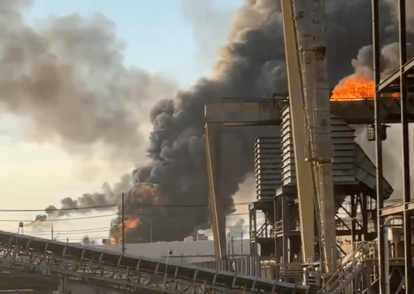 爆炸現場傳出巨大聲響並竄出大量黑煙。X@MarioNawfal