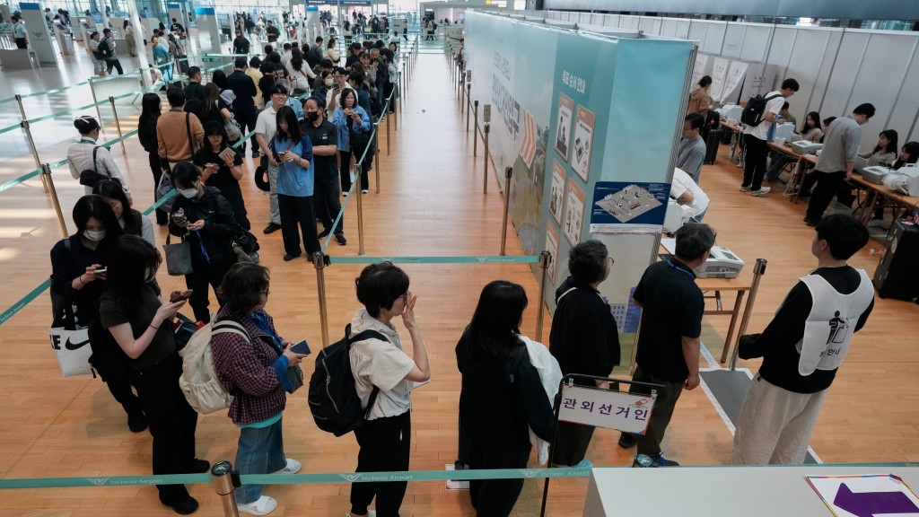 南韩地方选举竟发生选票不足的荒谬情况,民众质疑影响选举公正。 美联社 南韩地方选举竟发生选票不足的荒谬情况,民众质疑影响选举公正。 美联社