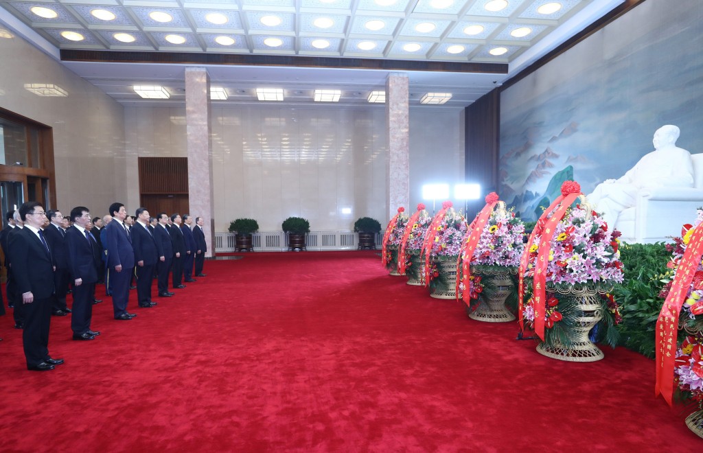 2019年9月30日，习近平等党和国家领导人瞻仰毛泽东遗容。（新华社）