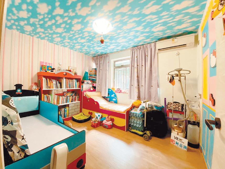 图为儿童房，天花贴上天空墙纸。