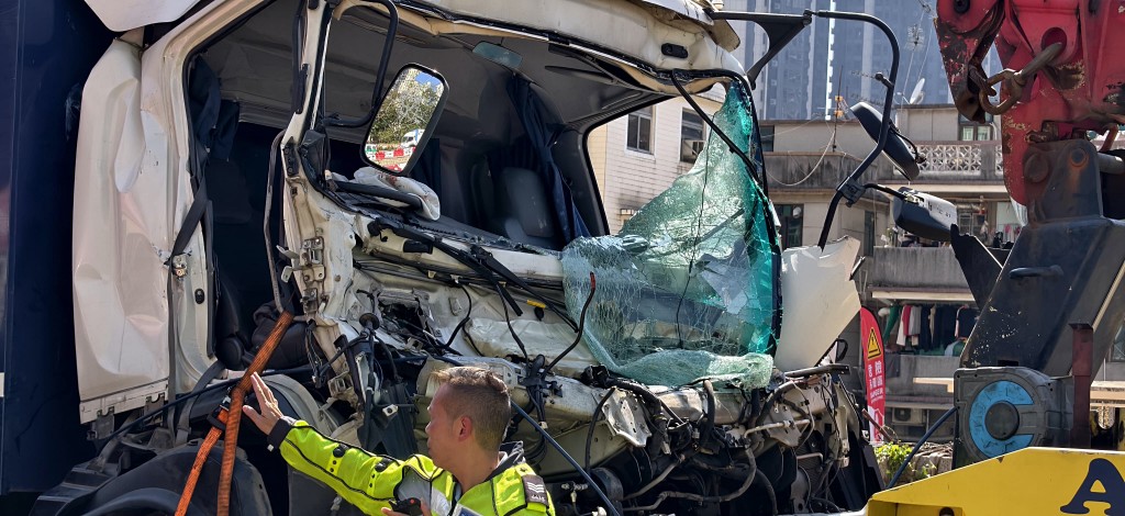貨車車頭損毀嚴重。