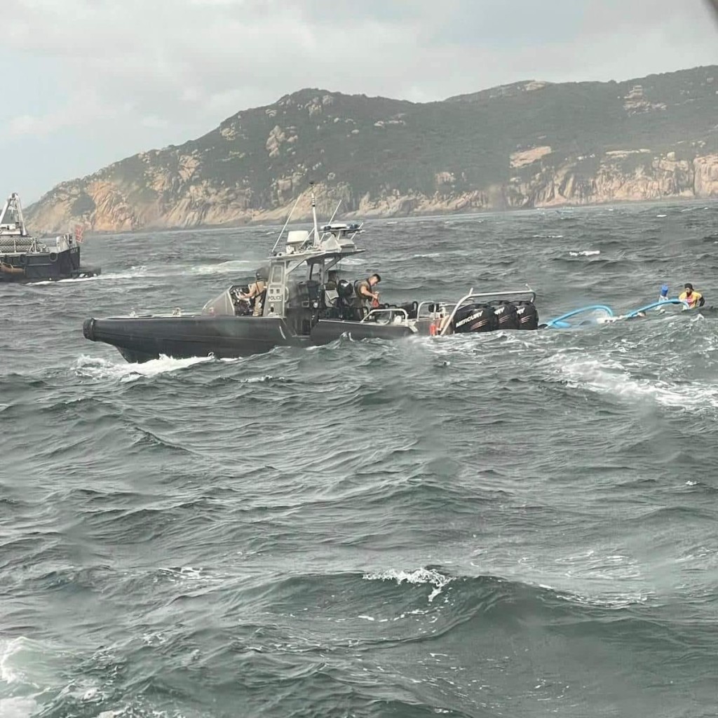 當日風高浪急,墮海者在茫茫大海中漂浮,人員以浮水繩逐一將他們救起。 當日風高浪急,墮海者在茫茫大海中漂浮,人員以浮水繩逐一將他們救起。