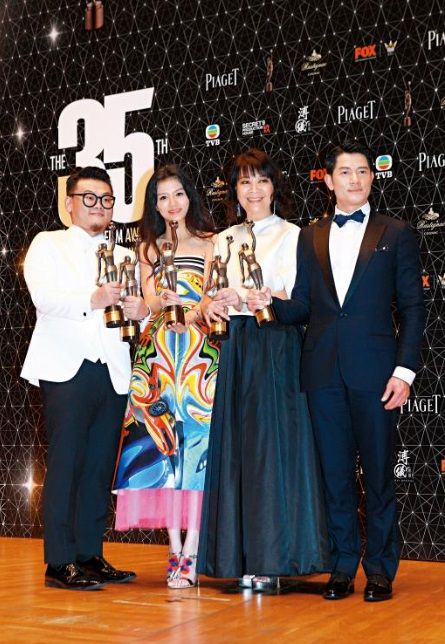 Elaine(右二)多次贏得女配角獎,今次終於在《金多寶》中再當女主角。 Elaine(右二)多次贏得女配角獎,今次終於在《金多寶》中再當女主角。