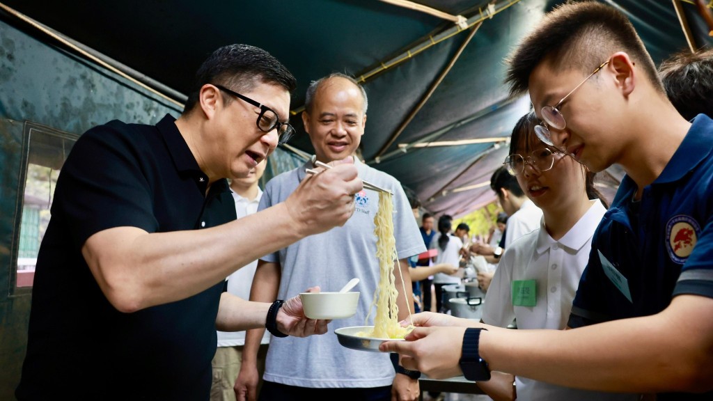 鄧炳強「突襲」探班青年訓練營 品嚐原野早餐 「食乜都咁好味」