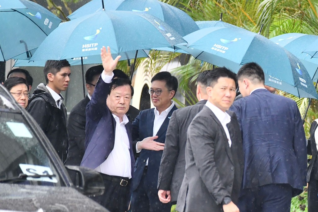 中央港澳辦主任夏寶龍今日(16日)早上抵港,一連兩日在本港進行考察調研。 中央港澳辦主任夏寶龍今日(16日)早上抵港,一連兩日在本港進行考察調研。