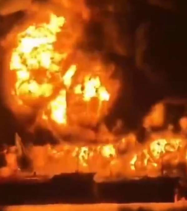 油轮袭击后起火及冒出浓烟。（X@sentdefender）