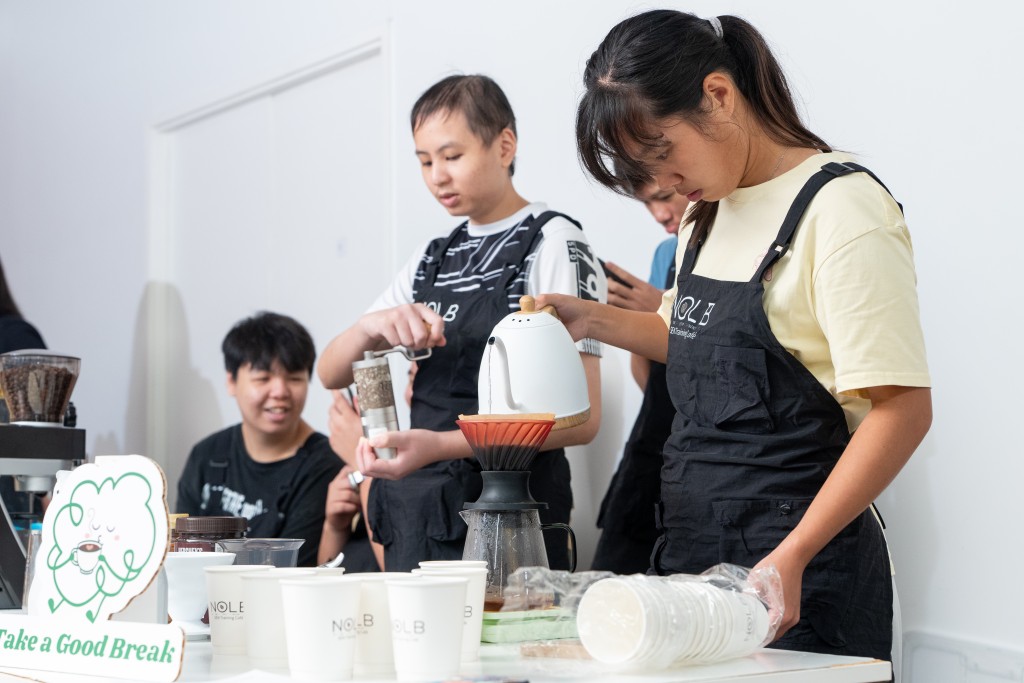 活動現場有NGO邀請特殊需要人士為在場人士製作咖啡及提供手工茶點。 活動現場有NGO邀請特殊需要人士為在場人士製作咖啡及提供手工茶點。