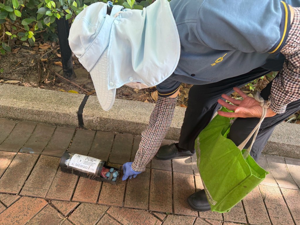 康文署人員檢查老鼠餌盒，並放置老鼠餌於花床內。康文署FB